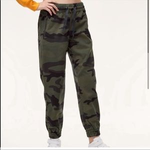 ARITZIA alix jogger camo pants